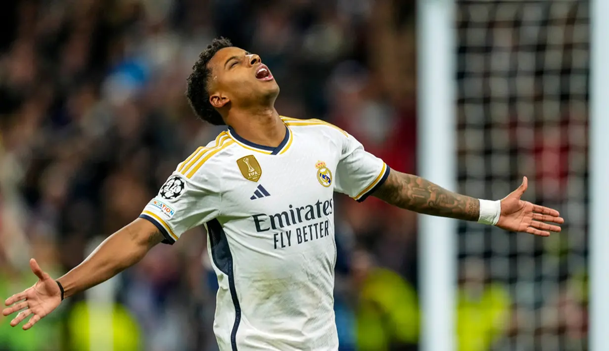Pemain Real Madrid Rodrygo melakukan selebrasi usai mencetak gol ke gawang Braga pada pertandingan sepak bola Grup C Liga Champions di Stadion Santiago Bernabeu, Madrid, Spanyol, Rabu (8/11/2023). (AP Photo/Jose Breton)
