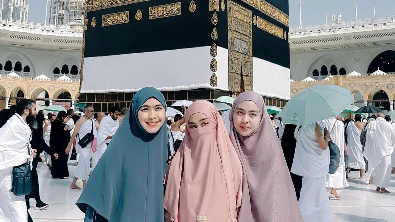 8 Gaya Hijab Artis Naik Haji di Tahun 2024, Nagita Slavina, Syahnaz Sadiqah, hingga Nisya Ahmad