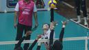 Pemain Jakarta BIN, Chen Peiyan melepaskan spike yang berusaha diblok dua pemain Gresik Petrokimia Pupuk Indonesia dalam laga seri kedua putaran kedua Proliga 2023 di GOR Ken Arok, Malang, Kamis (9/2/2023) siang WIB. Jakarta BIN kalah 2-3 (25-23, 21-25, 25-20, 17-25 dan 9-15). (Dok. Proliga 2023)