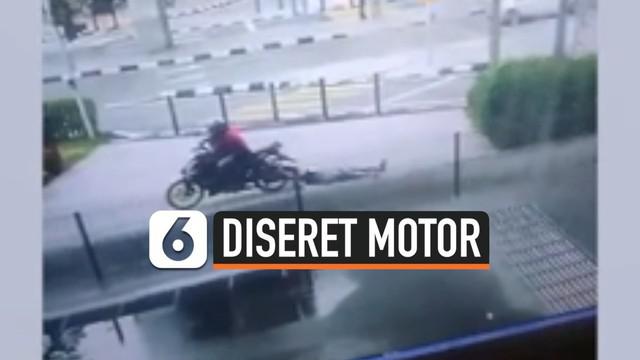 Sebuah video menunjukkan aksi penjambretan mengerikan. Korban yang merupakan seorang wanita diseret beberapa meter oleh penjambret yang menggunakan motor.