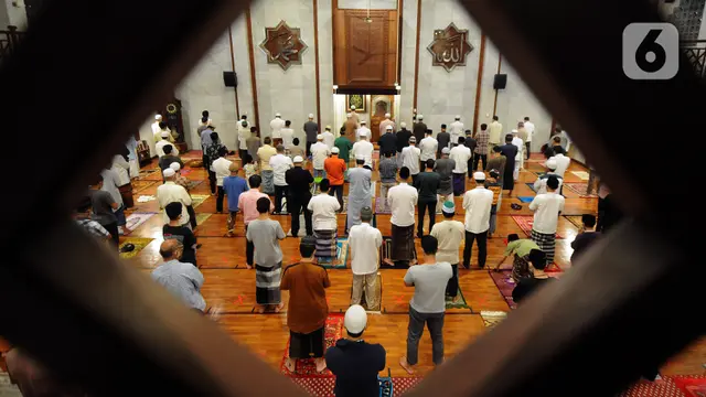 FOTO: Pelaksanaan Salat Tarawih Pertama di Masjid Raya Cinere