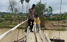 Brimob Sumut Pulihkan Akses Warga Lewat Perbaikan Jembatan Tapsel Pasca-Banjir
