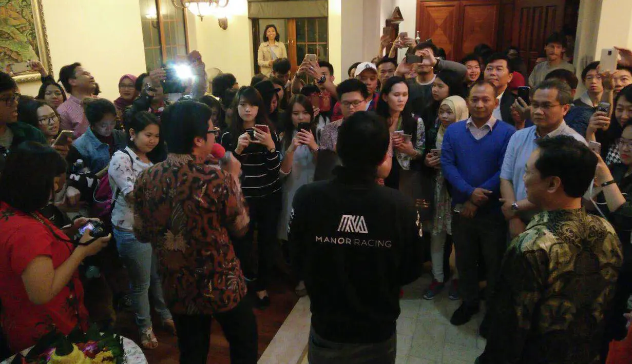 Pebalap Manor Racing asal Indonesia, Rio Haryanto, disambut meriah warga negara Indonesia saat hadir dalam acara meet and greet di kantor Konsulat Jenderal RI di Shanghai, China, Rabu (13/4/2016). (Rio Haryanto Media)