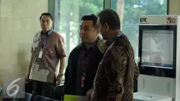 Direktur PT Agung Sedayu Group, Richard Halim Kusuma (tengah) bersiap masuk ke dalam gedung KPK Jakarta, Rabu (20/4/2016). Richard hadir memenuhi panggilan KPK masuk ke dalam gedung KPK sekitar pukul 10.00 wib. (Liputan6.com/Helmi Fithriansyah)