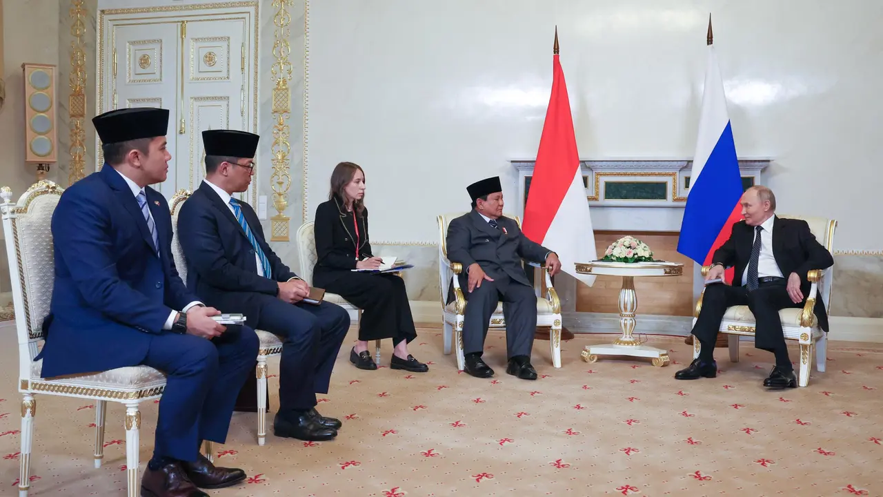 Didampingi Seskab Teddy Indra Wijaya dan Menlu Sugiono, Presiden Prabowo Bertemu Presiden Rusia Vladimir Putin
