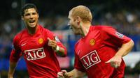 Dua mantan pemain Manchester United, Cristiano Ronaldo dan Paul Scholes. (AFP/Carl de Souza)