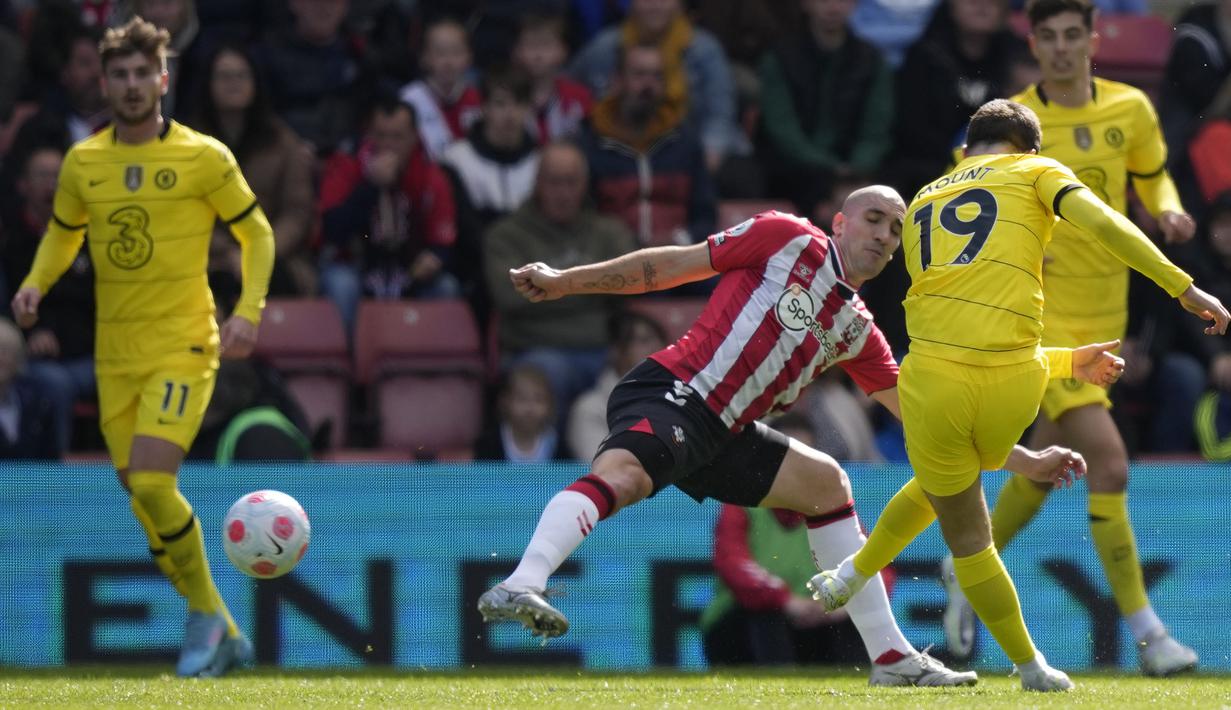 Delapan menit berselang, giliran Mason Mount (kanan) yang berhasil menggandakan keunggulan lewat tendangan kerasnya dari luar kotak penalti. (AP/Frank Augstein)