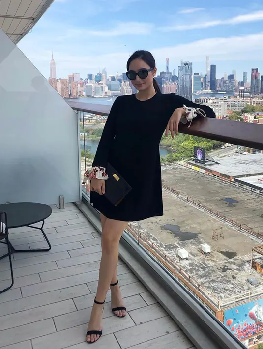 Aktris kelahiran 1997 ini tampil dengan tema outfit all black yang dipadukan dengan high heels berwarna sama. (Liputan6.com/IG/@tatjanasaphira)