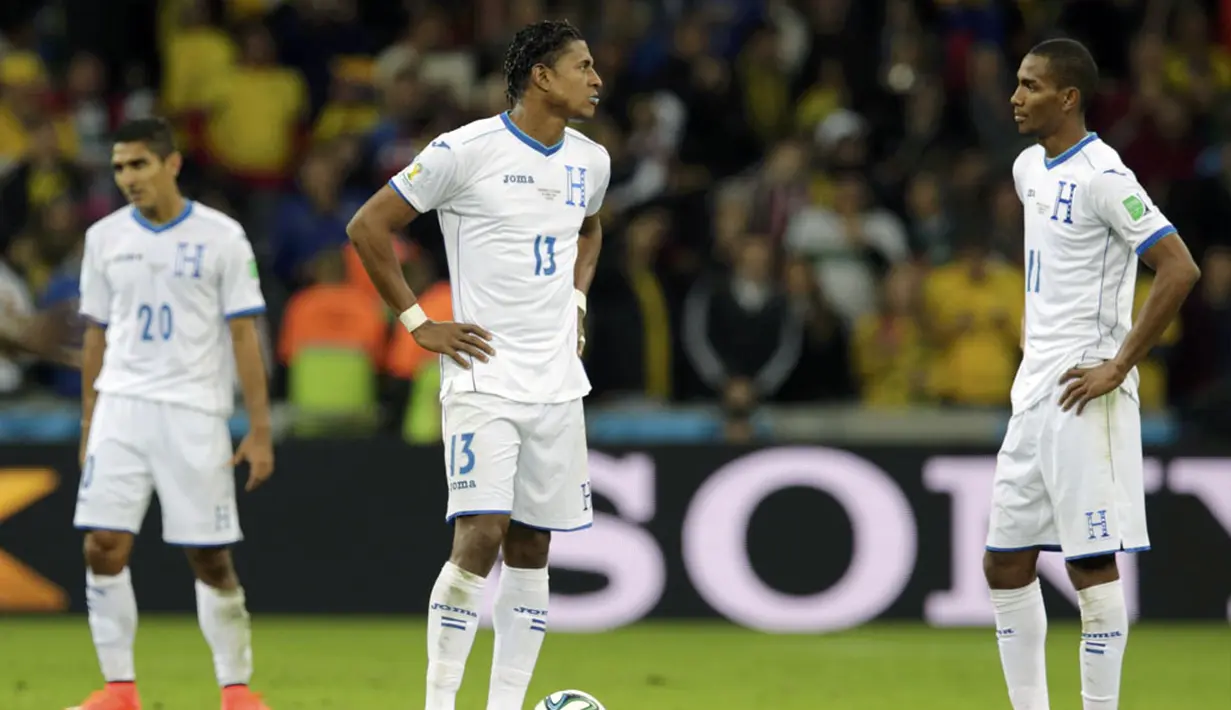 Jorge Claros, Carlo Costly dan Jerry Bengtson (Honduras - dari kiri ke kanan) terdiam usai dikalahkan Ekuador 1-2 di penyisihan Piala Dunia 2014 di Stadion Baixada, Curitiba, Brasil, (21/6/2014). (REUTERS/Henry Romero)