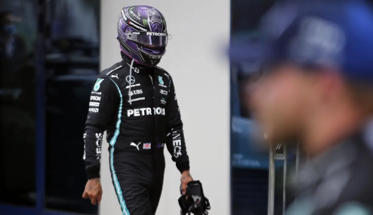 Lewis Hamilton harus merelakan posisi puncak klasemen Formula One (F1) usai finish di posisi kelima GP Turki yang berlangsung di Sirkuit Istanbul Park. (AP/Pool/Umit Bektas)