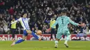 Pemain Brighton, Kaoru Mitoma mengontrol bola untuk mencetak gol ke gawang Chelsea dalam laga putaran keempat Piala FA 2024/2025 di Amex stadium, Brighton, Inggris, Minggu (09/02/2025) dini hari WIB. (AP Photo/PA/Gareth Fuller)