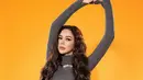 Sempat mengakui saat kecil punya rambut keriting, Aura Kasih kini tak malu memamerkan gaya rambut bergelombang. Kini rambut panjang dan keriting jadi ciri khas Aura Kasih yang selalu tampil anggun. (Liputan6.com/IG/@aurakasih)