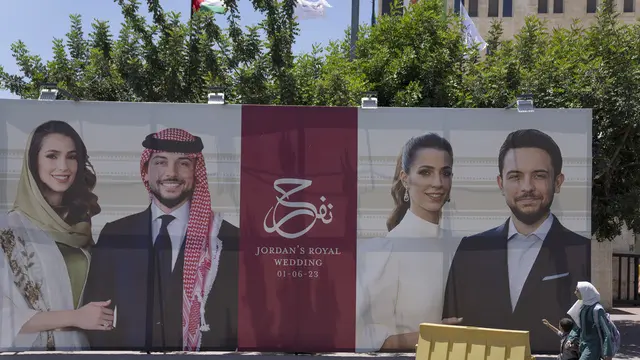 Poster Pangeran Hussein dan Rajwa Al Saif (Royal Hashemite Court via AP) (AP Photo/Nasser Nasser)