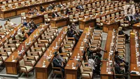 Kemudian masing-masing fraksi menyampaikan pandangan fraksi. Setelah itu, Puan menanyakan persetujuan anggota dewan. (Liputan6.com/Faizal Fanani)