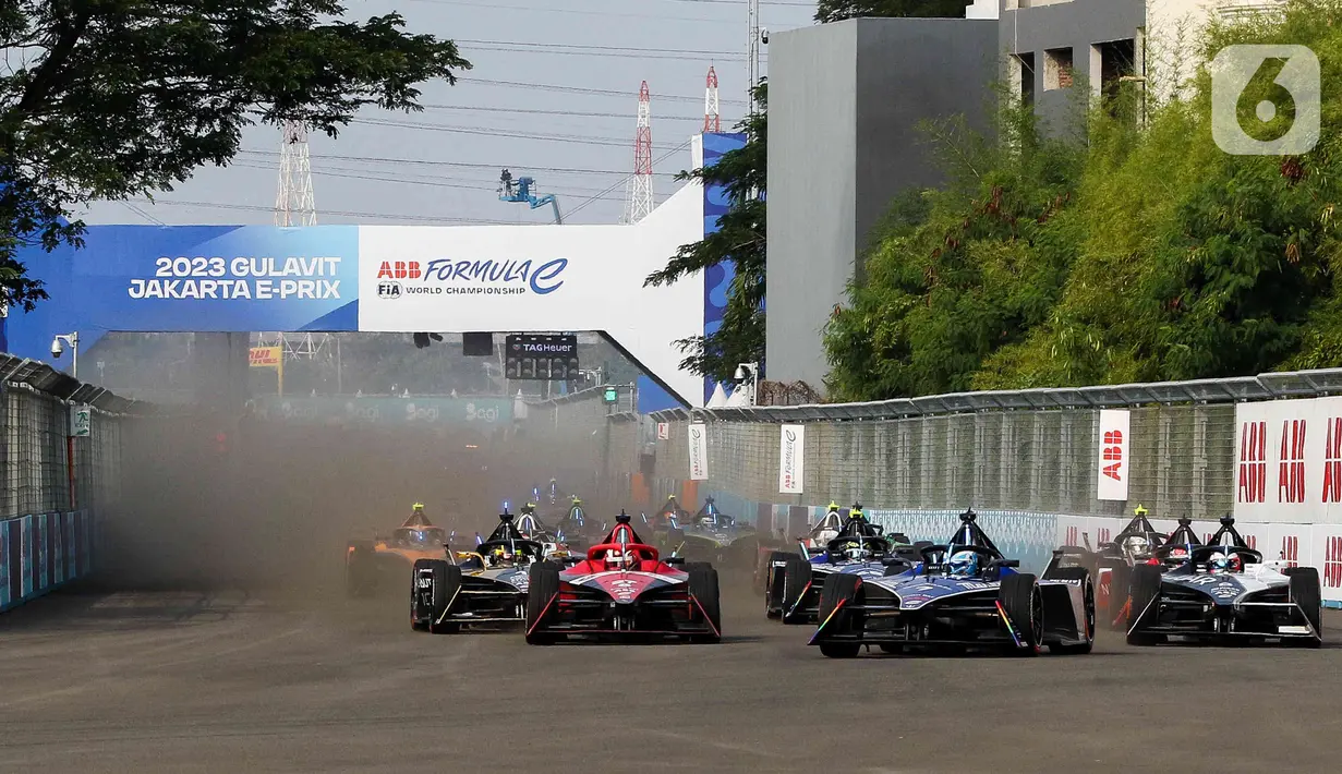 Sejumlah pembalap melaju dalam balapan Formula E 2023 Jakarta seri ke-11 di Jakarta International E-Prix Circuit (JIEC), Jakarta, Minggu (4/6/2023). (Liputan6.com/Herman Zakharia)