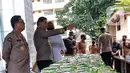 Direktur Tindak Pidana Narkoba Bareskrim Polri Brigjen Pol Krisno Halomoan Siregar (kemeja putih) memeriksa barang bukti sabu dan  ekstasi di Mabes Polri, Jakarta, Rabu (22/2/2023). Adapun total barang bukti sitaan 220 kilogram sabu dan 705 butir ekstasi dengan tujuh tersangka. (Liputan6.com/Angga Yuniar)