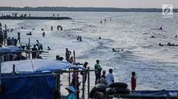 Pengunjung bermain air di Pantai Randusanga Indah, Brebes, Jawa Tengah, Minggu (2/7). Pantai Randusanga Indah ini juga menjadi tujuan wisata warga sekitar Brebes untuk mengisi waktu liburan lebaran. (Liputan6.com/Faizal Fanani)