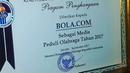 Media online, Bola.com, mendapat penghargaan pada acara perayaan Hari Olahraga Nasional ke-34 di Stadion Dr. H. M. Soebroto, Magelang, Sabtu (9/9/2017). Haornas tahun ini mengangkat tema "Olah Raga yang Menyatukan Kita". (Bola.com/Dorojatun)  