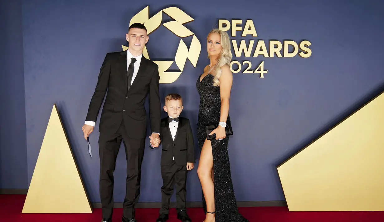 Ini adalah pertama kalinya playmaker kelahiran Stockport itu menjadi pemain terbaik PFA, setelah dua kali terpilih sebagai pemain muda terbaik. Phil Foden mengalahkan rekan setimnya di Man City Erling Haaland, yang memenangkan penghargaan tahun lalu. (Peter Byrne/PA via AP)