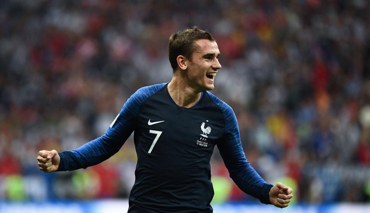 Prancis kembali unggul pada menit ke-38. Les Bleus mendapatkan hadiah tendangan penalti setelah Persisic terbukti handball setelah wasit meninjau VAR. Antoine Griezmann yang ditunjuk sebagai algojo sukses melakukan tugasnya. Skor 2-1 bertahan hingga turun minum. (AFP/Franck Fife)