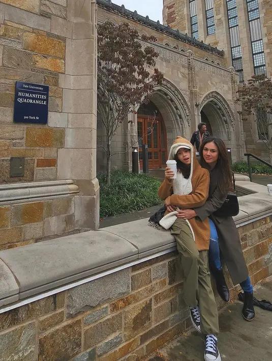 <p>Tidak sendiri, Abigail tampak didampingi oleh sang mama, Wulan Guritno selama di Amerika Serikat. [Instagram/wulanguritno]</p>