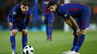 Striker Barcelona, Lionel Messi dan Luis suarez, saat pertandingan melawan Valencia pada laga leg pertama semifinal Copa Del Rey di Stadion Camp Nou, Jumat (2/2/2018). Barcelona menang 1-0 atas Valencia. (AP/Manu Fernandez)