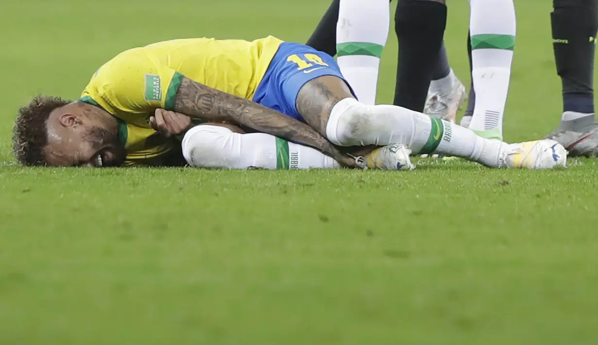 Striker Brasil, Neymar, meringis kesakitan saat melawan Ekuador pada laga Kualifikasi Piala Dunia 2022 Zona Amerika Selatan, Minggu (5/6/2021). Brasil menang dengan skor 2-1. (AP/Andre Penner)