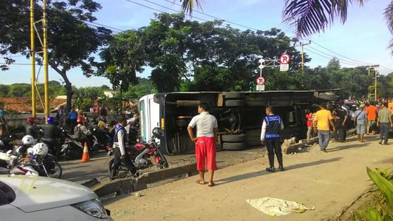 Bus DAMRI terguling