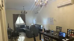 Suasana ruang tamu yang disediakan cukup untuk menampung 5-6 orang untuk bisa bersantai bersama sekaligus berdiskusi tentang pekerjaan. (Bola.com/Ade Yusuf Satria)