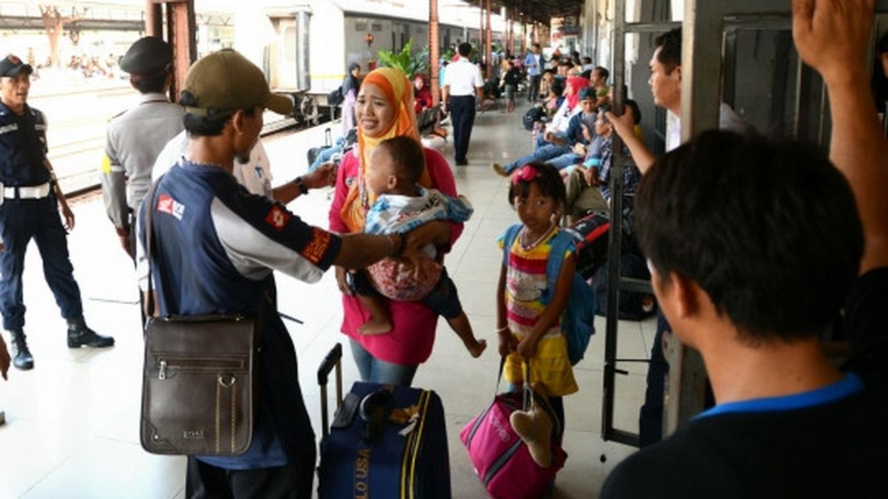 Ketinggalan kereta, wanita ini menangis di peron Stasiun Pasar Senen