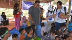 GM Fine Food &Beverage PT Sukanda Djaya Jong Fan Nie dan GM PT Sukanda Djaya Cabang Mataram Nares Changsamlee bersama para pengungsi gempa Lombok saat kegiatan CSR Diamond Group Peduli di Dusun Trengan Timur, Sabtu (8/9).  (Liputan6.com/HO/Eko)