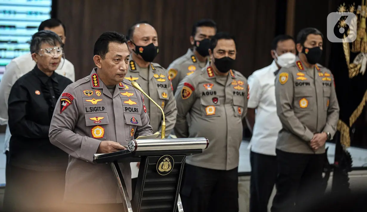 Kapolri Jenderal Listyo Sigit Prabowo bersama jajaran terkait menyampaikan konferensi pers di Gedung Rupatama Mabes Polri, Jakarta, Selasa (9/8/2022). Mantan Kepala Divisi Profesi dan Pengamanan Polri Irjen Ferdy Sambo ditetapkan sebagai tersangka dalam kasus pembunuhan ajudannya, Brigadir J alias Nofriansyah Yoshua Hutabarat. (Liputan6.com/Faizal Fanani)