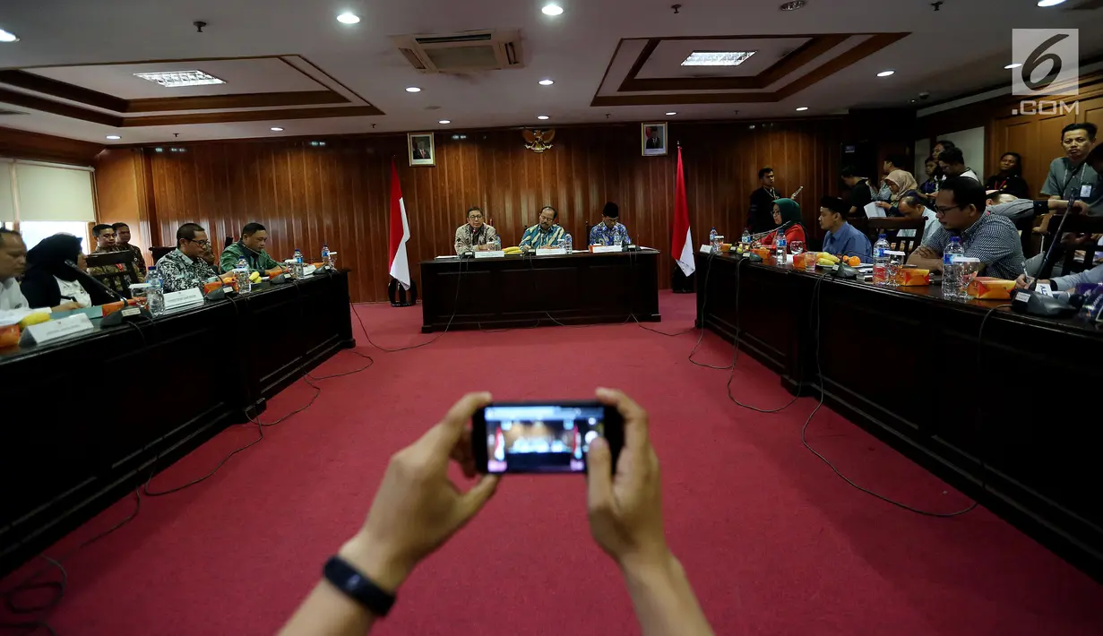 Suasana saat Menteri Agama Lukman Hakim Saifuddin didampingi Ketua Ombudsman Amzulian Rifal memberi keterangan terkait kasus penipuan jemaah umrah oleh First Travel di Kantor Ombudsman Jakarta, Rabu (4/10). (Liputan6.com/JohanTallo)