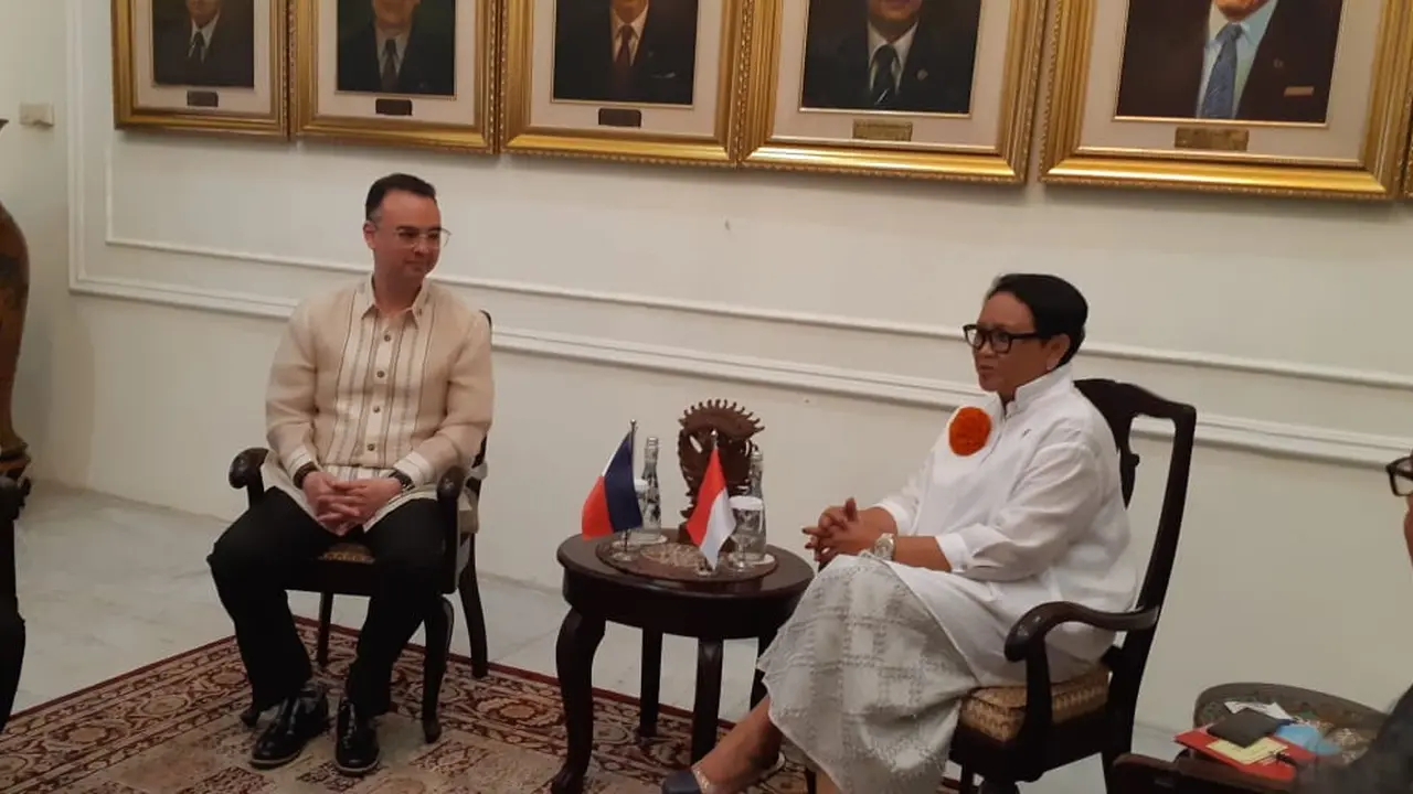 Menteri Luar Negeri Filipina Alan Peter Cayetano dan Menteri Luar Negeri RI Retno Marsudi di Kemlu RI (20/8) (Rizki Akbar Hasan / Liputan6.com)