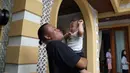 Adzam akhirnya bisa  kembali main bersama ayahnya, Sule. Momen tersebut diunggah di kanal Youtube Nathalie Holscher. Tidak hanya anaknya, Nathalie juga terlihat ke rumah mantan suaminya di Tambun,  Bekasi. [Youtube/NATHALIE HOLSCHER]