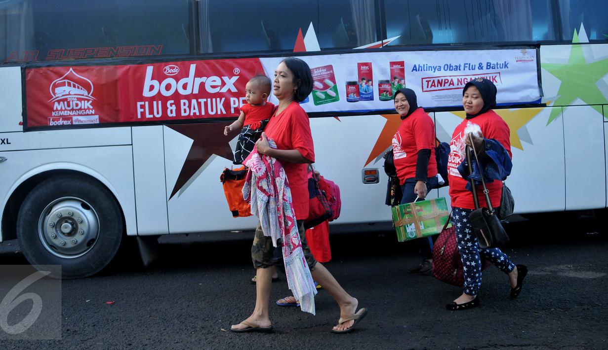 Peserta membawa barang bawaannya menuju bus saat mudik kemenangan Bodrex dan Neo Rheumacyl di Tenis Indoor Senayan Jakarta, Kamis (30/6). Mudik yang diikuti 2000 orang ini melibatkan 41 bus dengan berbagai tujuan kota di Jawa (Liputan6.com/Gempur M Surya)