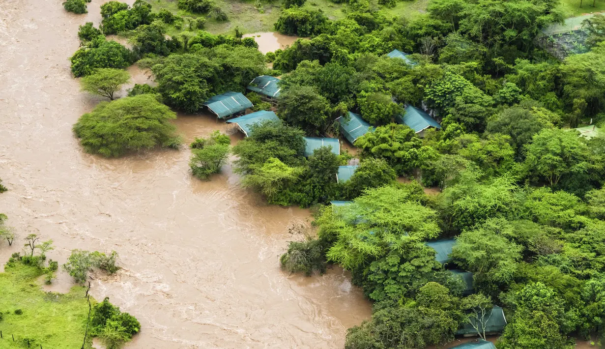 Hujan deras dan banjir telah merenggut ebih dari 170 nyawa dan membuat lebih dari 195.000 orang kehilangan tempat tinggal di seluruh negeri. (AP Photo/Bobby Neptune)