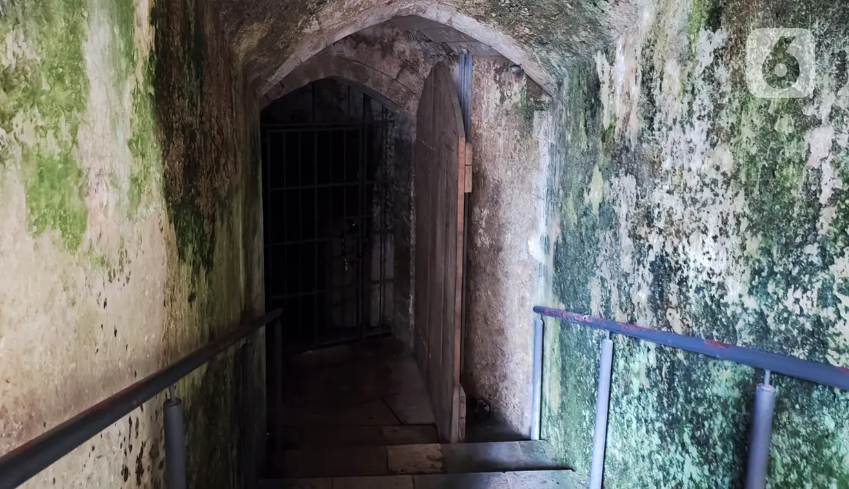 Terowongan bawah tanah di bawah menara dekat The Great Hall yang gelap dan penuh lumut. (Liputan6.com/Elin Kristanti)