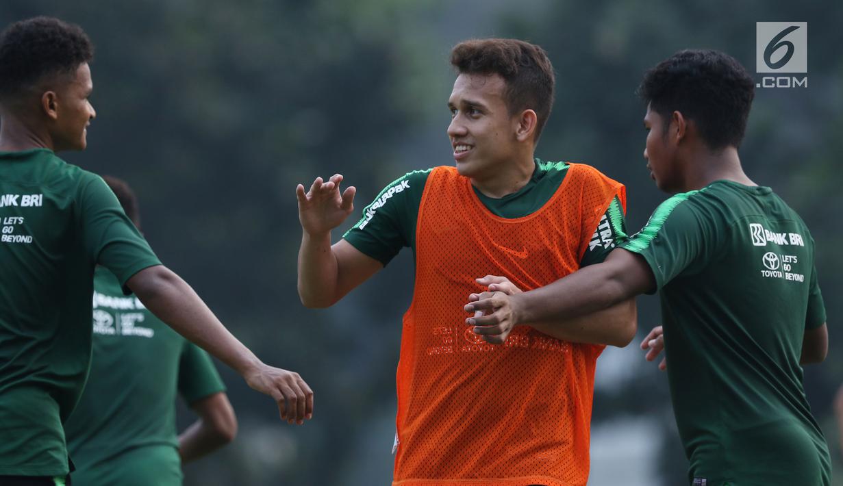 Pemain Timnas Indonesia U-19, Egy Maulana Vikri (tengah) saat latihan jelang laga perdana Grup A Piala AFC U-19 di Lapangan A Kompleks GBK, Jakarta, Rabu (17/10). Indonesia akan melawan Chinese Taipei, Kamis (18/10). (Liputan6.com/Helmi Fithriansyah)