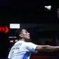 Tunggal putra Indonesia, Chico Aura Dwi Wardoyo harus tersingkir pada babak pertama Indonesia Masters 2024 setelah dikalahkan pebulu tangkis Denmark, Anders Antonsen dengan dua game langsung, 15-21, 10-21 dalam laga yang berlangsung selama 48 menit di Istora Senayan, Jakarta, Rabu (24/1/2024) malam WIB. Kekalahan ini menjadikannya gagal mengikuti jejak sang adik, Ester Nurumi Tri Wardoyo di sektor tunggal putri yang mampu lolos ke babak 16 besar setelah merangkak dari babak kualifikasi. (Bola.com/M Iqbal Ichsan)