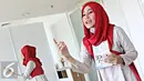 Peserta menunjukkan bakatnya saat mengikuti audisi Putri Muslimah Indonesia 2016, Jakarta, Minggu (24/4). Selain kemampuan membaca Al-Quran, para wanita ini diminta menunjukkan kemampuan yang dimiliki seperti akting,dll. (Liputan6.com/Immanuel Antonius)