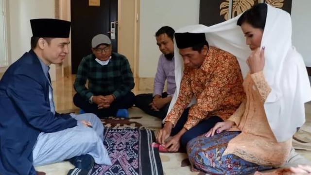 Momen Kiwil dan Eva Belisima menikah siri. (Instagram/@evabelisima_official)