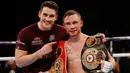 Petinju Carl Frampton bersama pelatihnya usai memenangkan gelar tinju kelas Bantam di Manchester Arena, (27/2). Carl kini memegang sabuk juara IBF dan WBA judul super bantam. (Reuters / Andrew Couldridge)