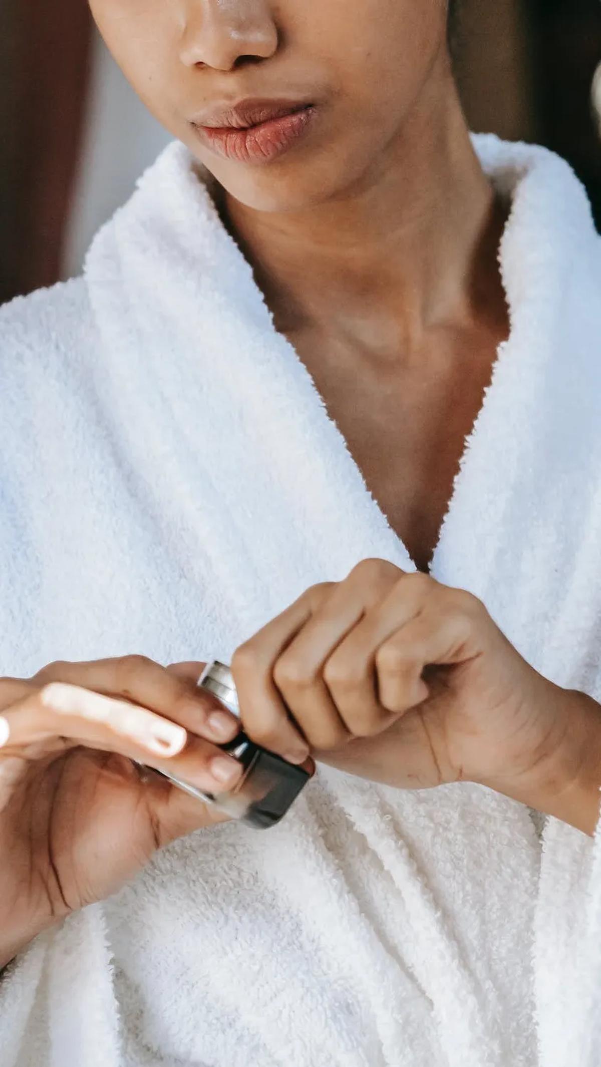Teliti membaca label produk adalah langkah penting. Sesuaikan jenis sunscreen dengan kebutuhan kulit Anda, termasuk SPF, jenis kulit, dan rekomendasi penggunaan.