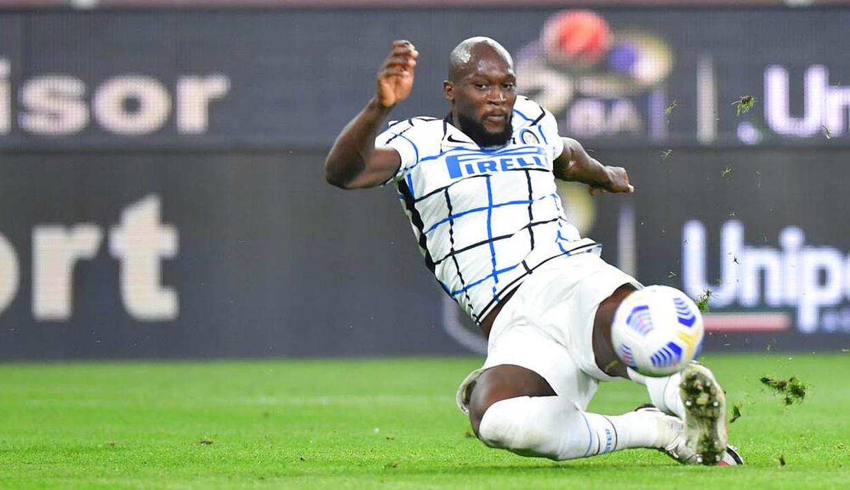 Striker Inter Milan, Romelo Lukaku, melepaskan tendangan ke gawang Genoa pada laga Liga Italia di Stadion Luigi Ferraris, Minggu (25/10/2020). Inter Milan menang dengan skor 2-0. (Tano Pecoraro/LaPresse via AP)