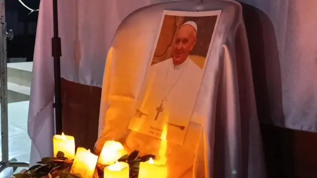 Ratusan Orang Muda Katolik (OMK) Katedral Maumere menggelar misa requem untuk mendoakan arwah Paus Fransiskus di Taman Doa Kristus Raja Maumere (Liputan6.com/Ola Keda)