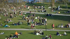Orang-orang menikmati cuaca hangat di Stockholm, Rabu (22/4/2020). Swedia belum memberlakukan lockdown, seperti mayoritas negara Eropa lainnya, namum pemerintah memberikan tanggung jawab besar kepada penduduknya untuk membantu mengurangi penyebaran virus corona. (Anders WIKLUND/TT NEWS AGENCY/AFP)