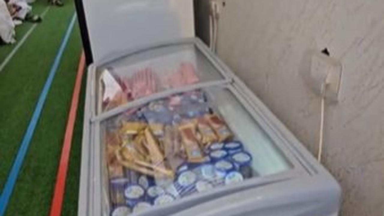 Tak hanya itu, ada juga  1 freezer penuh berisi es krim.