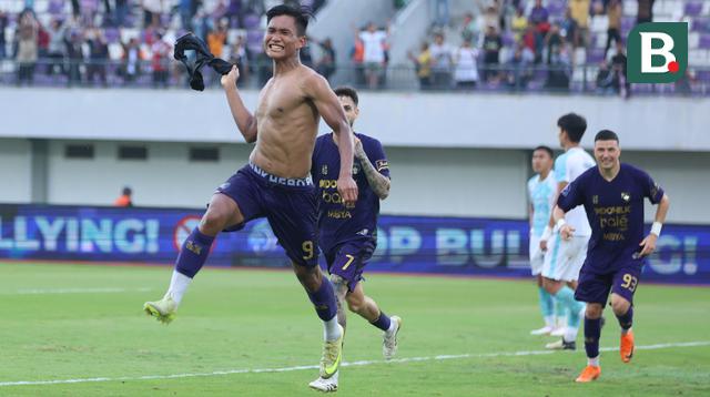 Pemain Persita Tangerang, Ahmad Nur Hadianto (kiri) melakukan selebrasi setelah mencetak gol kemenangan ke gawang PSBS Biak dalam laga BRI Super League 2025/2026 di Indomilk Arena, Tangerang, Banten, Senin (16/02/2026). (Bola.com/M Iqbal Ichsan)