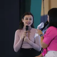 Tampil menawan dengan gaya kasual, Kimberly Ryder bercerita tentang perannya di serial Waktu Kembali. [Fimela/Daniel Kampua].